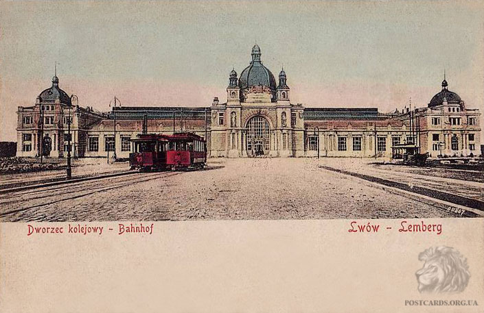 Старая фотография — вокзал во Львове с конным и электрическими трамваями. Dworzec kolejowy — Bahnhof. Lwow — Lemberg. Old postcard