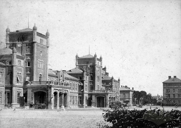 Старая фотография с видом первого вокзала во Львове